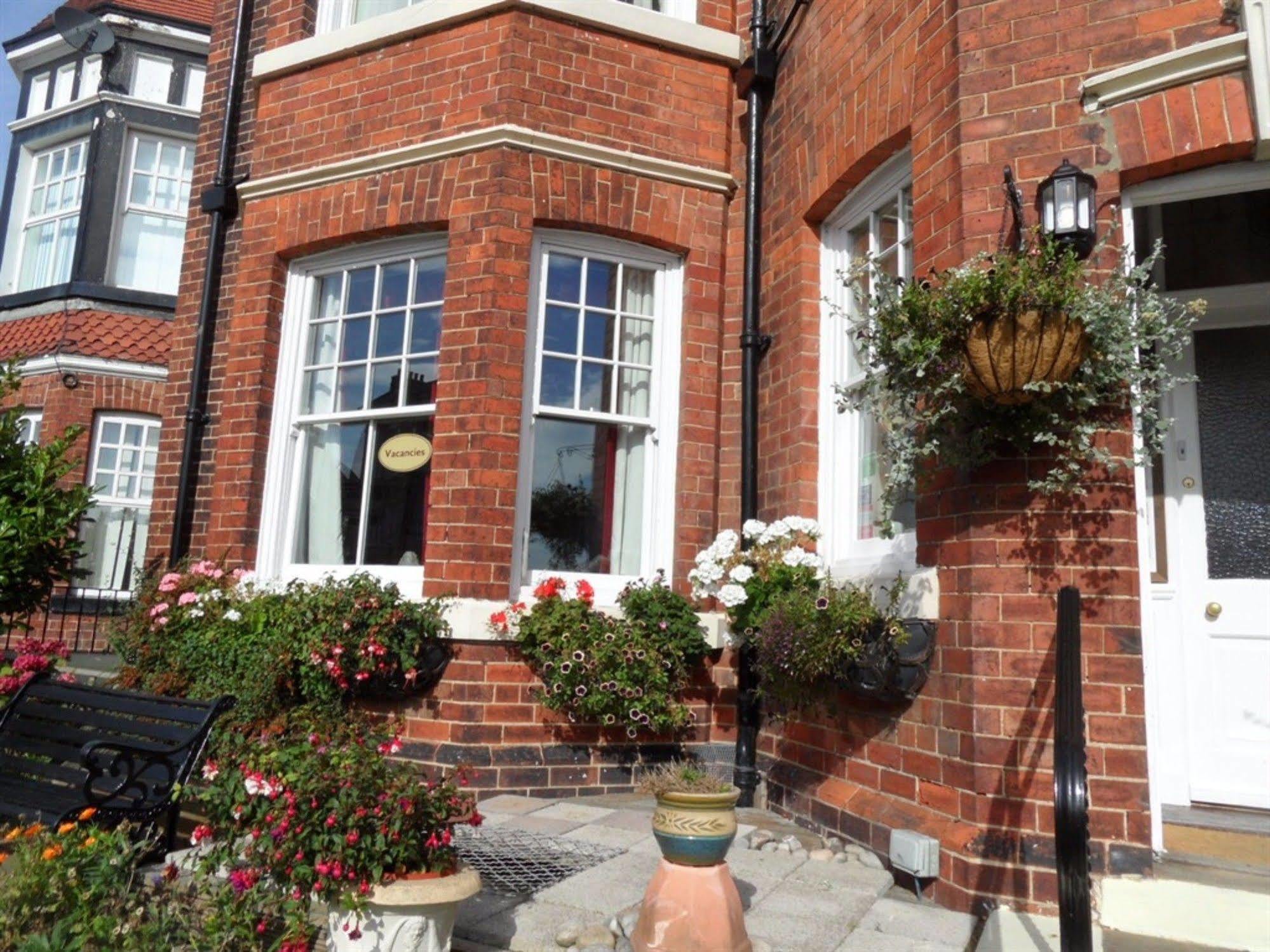 Glenora Guest House Уитби Экстерьер фото