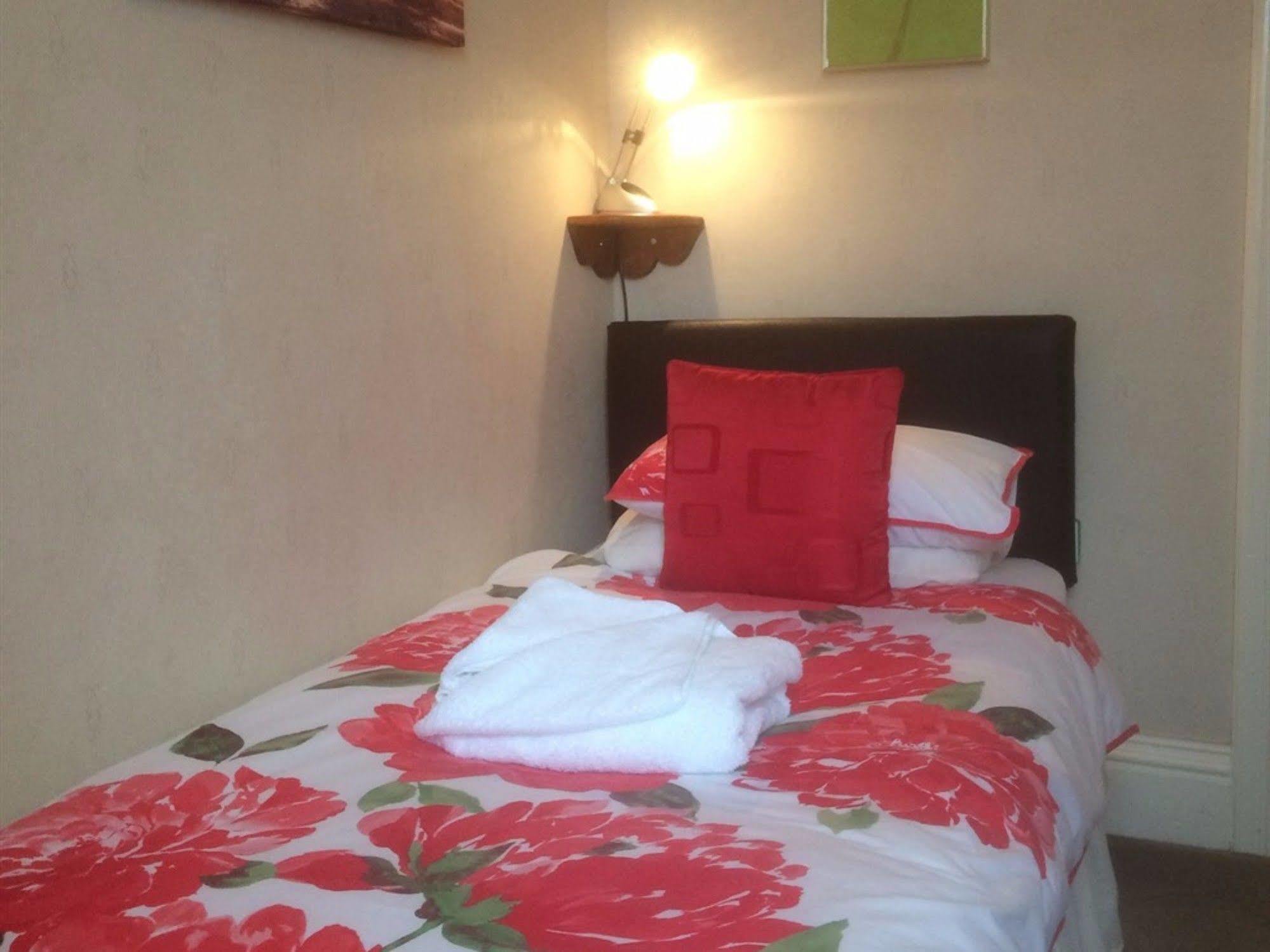 Glenora Guest House Уитби Экстерьер фото