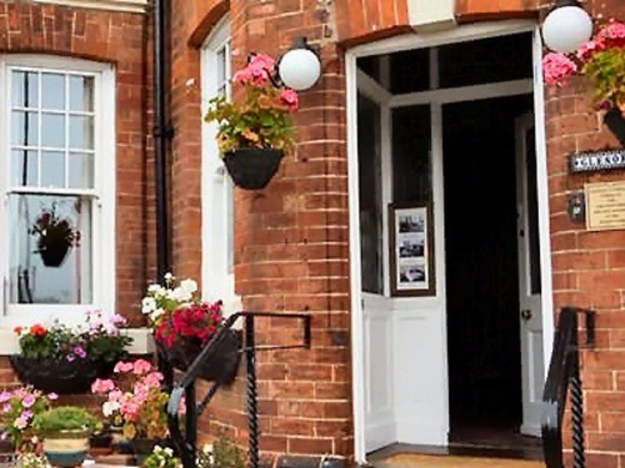 Glenora Guest House Уитби Экстерьер фото
