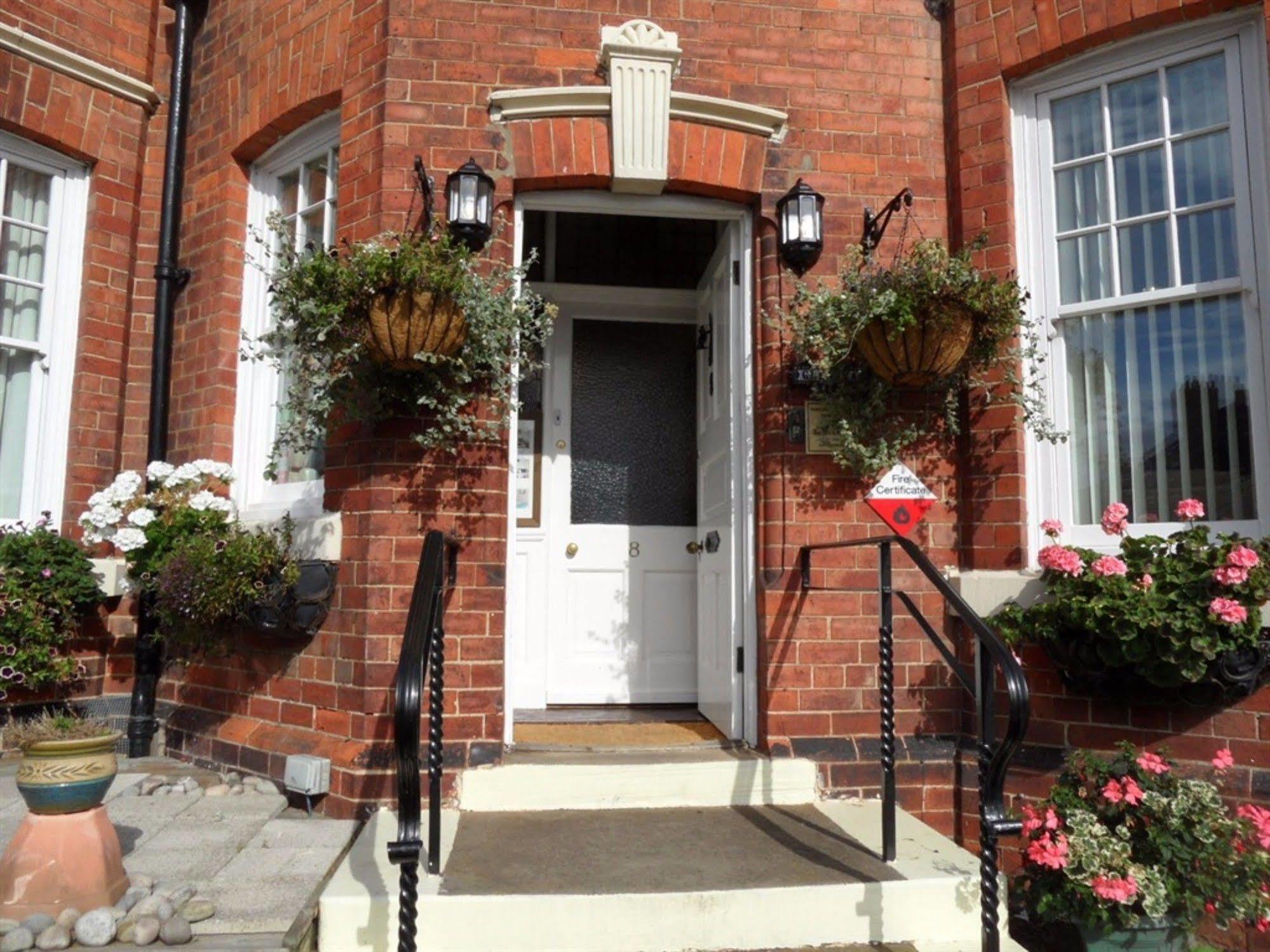 Glenora Guest House Уитби Экстерьер фото